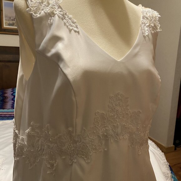 #23) Wedding Gown: Regal Elegance - Picture 4 of 6